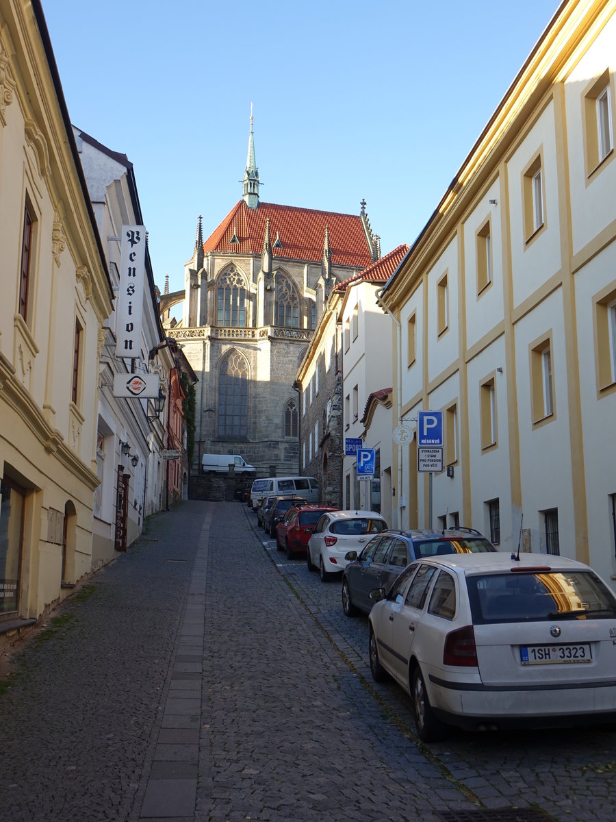 Kolin, Huser in der Parlerova Strae und Chor der St. Bartholomus Kirche (30.09.2019)