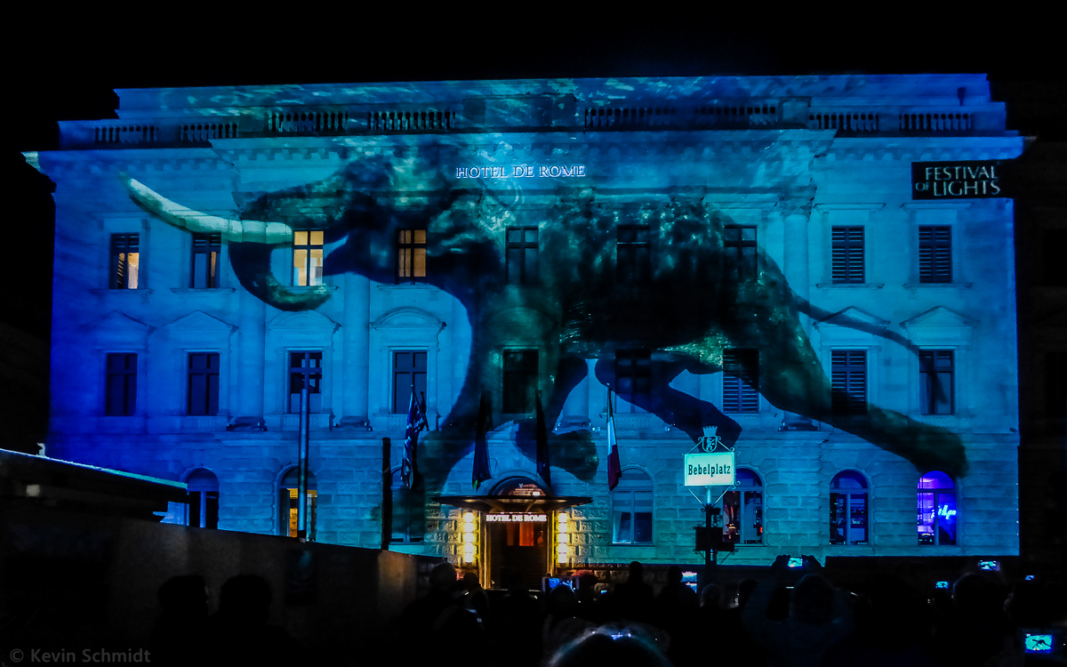 Kollektive Lautuerungen der Bewunderung gingen durch die Menschenmenge, als die Fassade des  Hotel de Rome  in Berlin am Bebelplatz unter anderem mit diesem schwimmenden Elefanten anlsslich des  <a href= http://festival-of-lights.de/ >Festival of Lights</a> / <a href= http://berlin-leuchtet.com/ >Berlin leutet</a>  illuminiert wurde. (18.10.2014)