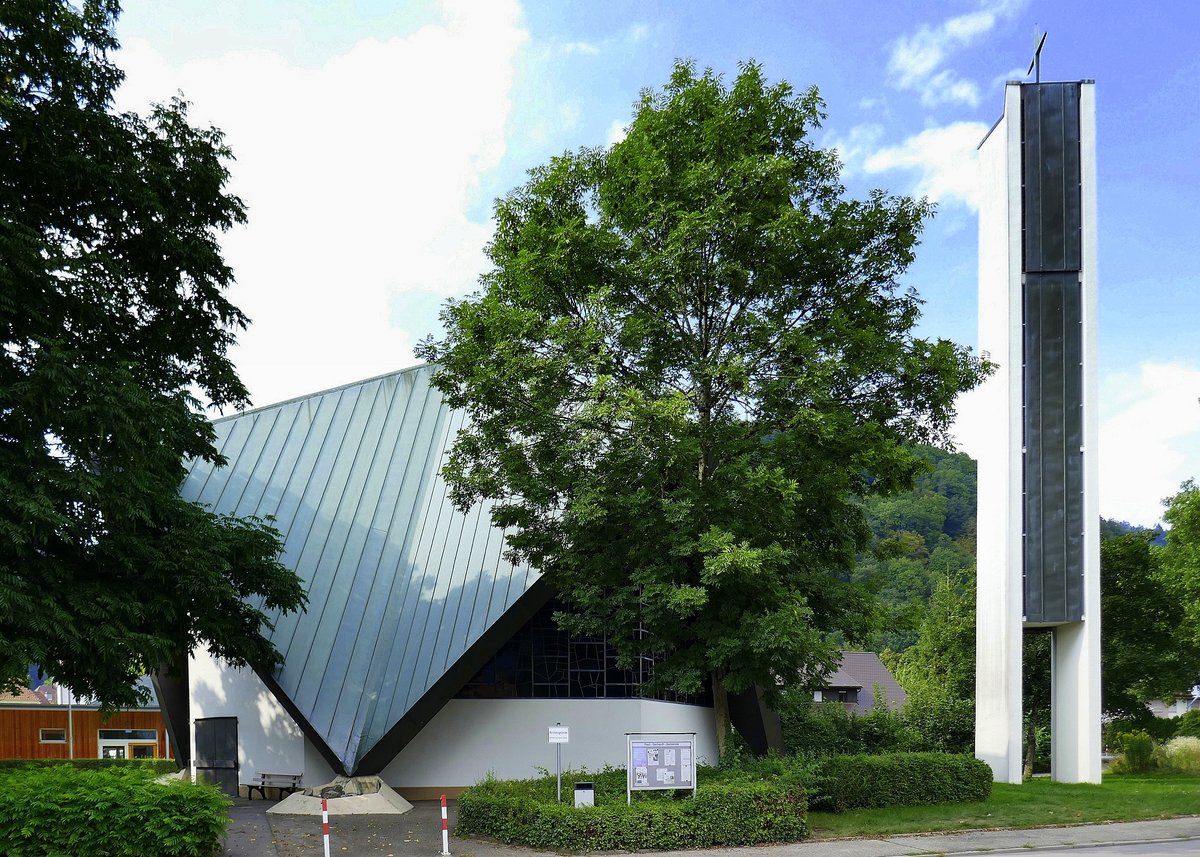 Kollnau, die evangelische Paul-Gerhardt-Kirche, 1965 erbaut, Aug.2019