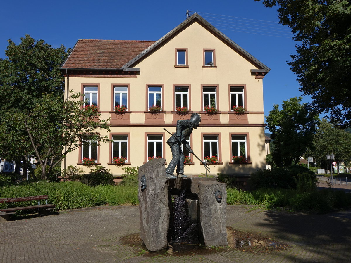 Kollnau, Rathaus und Feuerteufel Brunnen am Rathausplatz (13.08.2016)