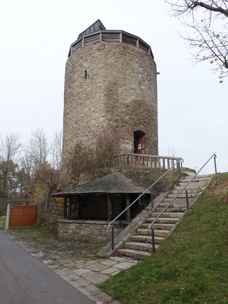 Kollnburg, Burgruine, Rundturm aus Bruchsteinmauerwerk, erbaut im 12. Jahrhundert (04.11.2017)