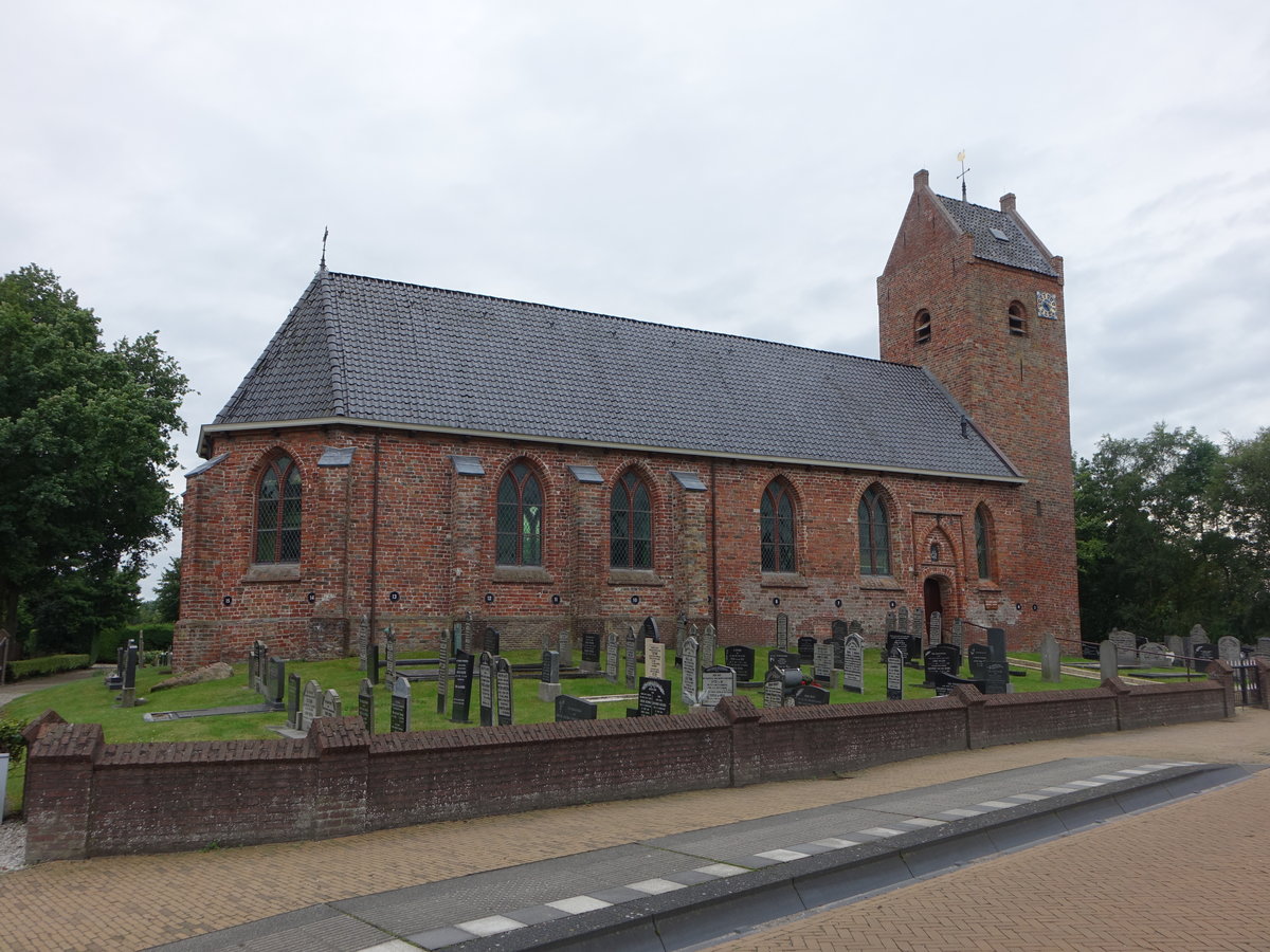 Kollumerzwaag, niederl. Ref. Kirche, erbaut im 12. Jahrhundert mit sptgotischen Eingngen (25.07.2017)