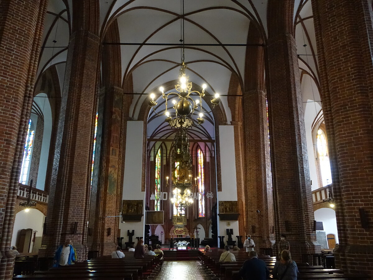 Kolobrzeg / Kolberg, Innenraum mit gotischen Flgelaltar in der St. Marien Kirche (01.08.2021)