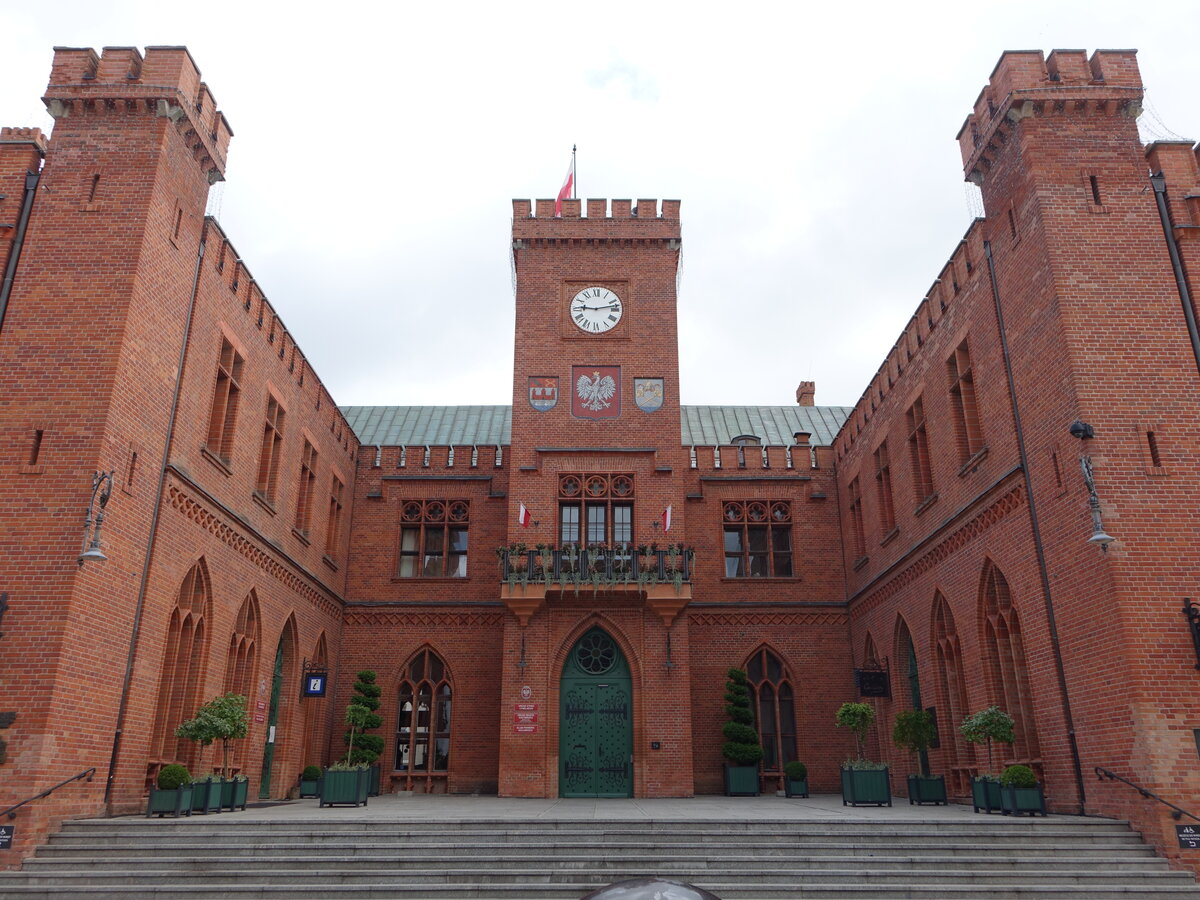 Kolobrzeg / Kolberg, neugotisches Rathaus am Plac Ratuszowy, erbaut im 19. Jahrhundert nach Plnen von Karl Friedrich Schinkel (01.08.2021)