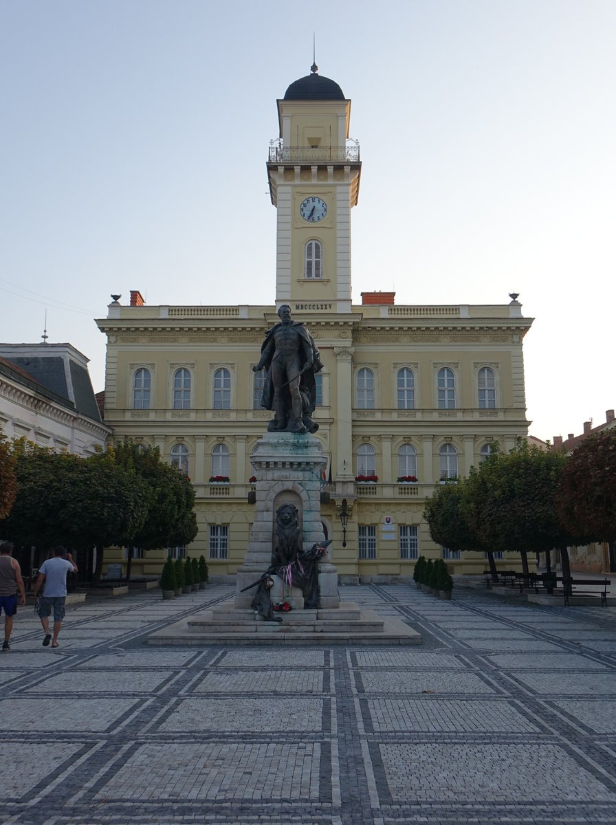 Komarno, klassizistisches Rathaus von 1875 am Namesti General Klapku (28.08.2019)