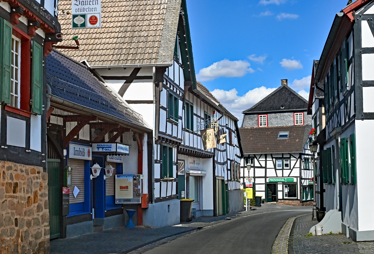 Kommern, Kreis Euskirchen, enge Gasse mit alten Fachwerkhusern - 27.08.2020