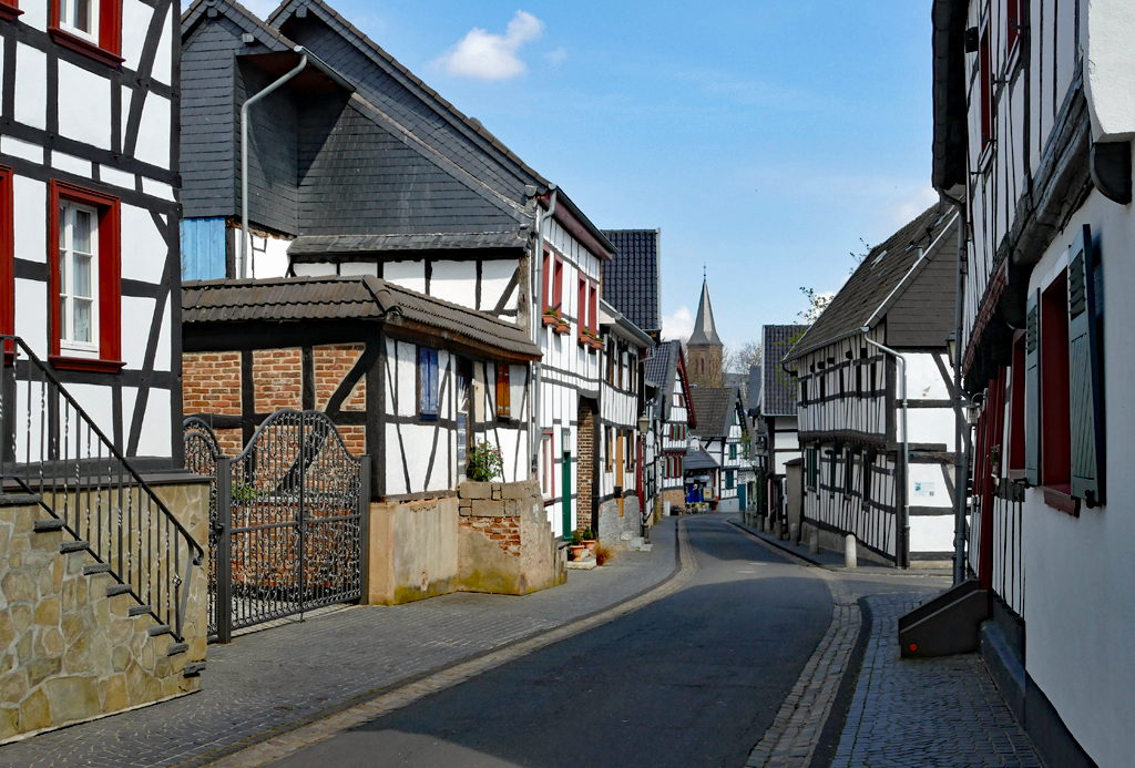 Kommern - Mhlengasse mit alten Fachwerkhusern und im Hintergrund die Kirche St. Severinus - 02.04.2017