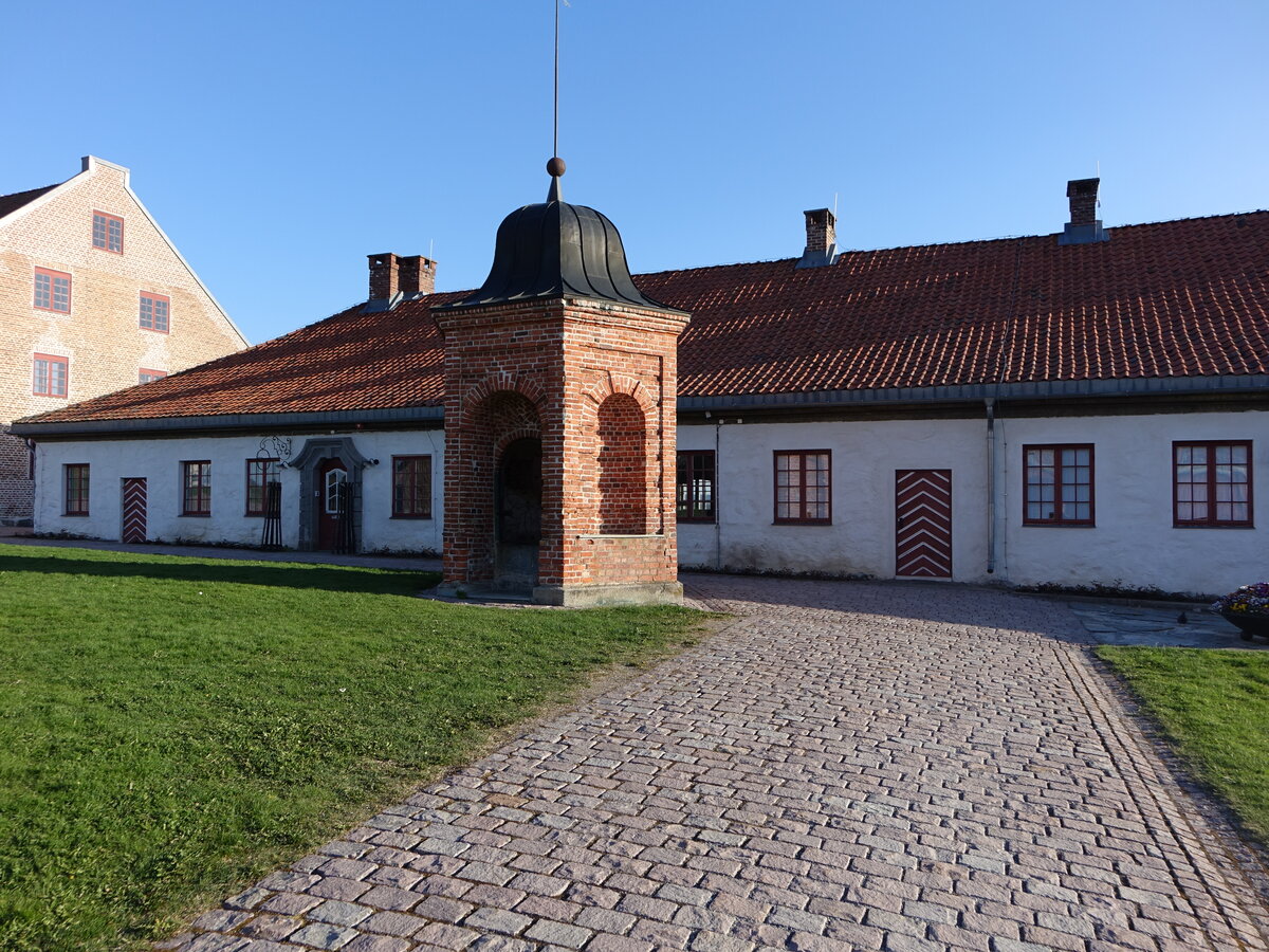 Kongsvinger, alte Kaserne von 1702 und Hauptbrunnen (22.05.2023)
