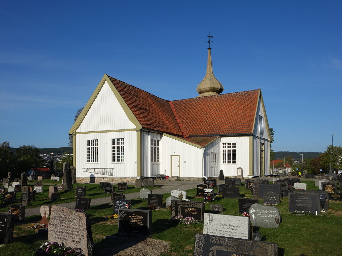 Kongsvinger, evangelische Vinger Kirche am Kirketorvet, hlzerne Kreuzkirche von 1697, Glockenturm von 1855 (22.05.2023)

