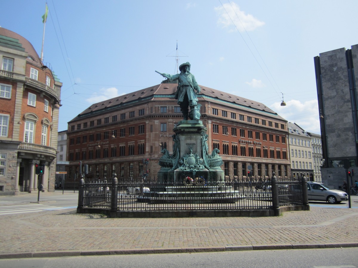 Kopenhagen, Denkmal an der Holmenskanal Strae (13.07.2013)
