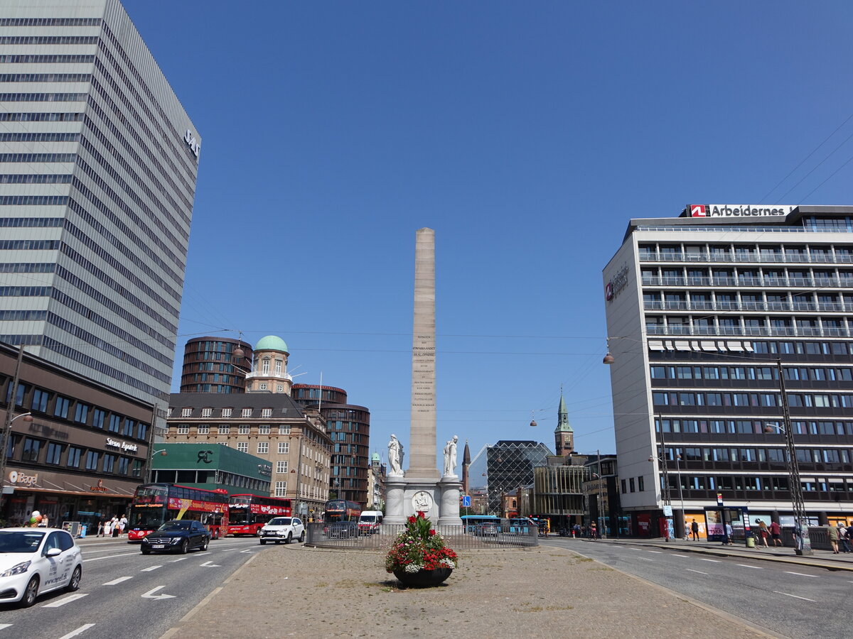 Kopenhagen, Denkmal und Gebude in der Hammerichsgade (23.07.2021)