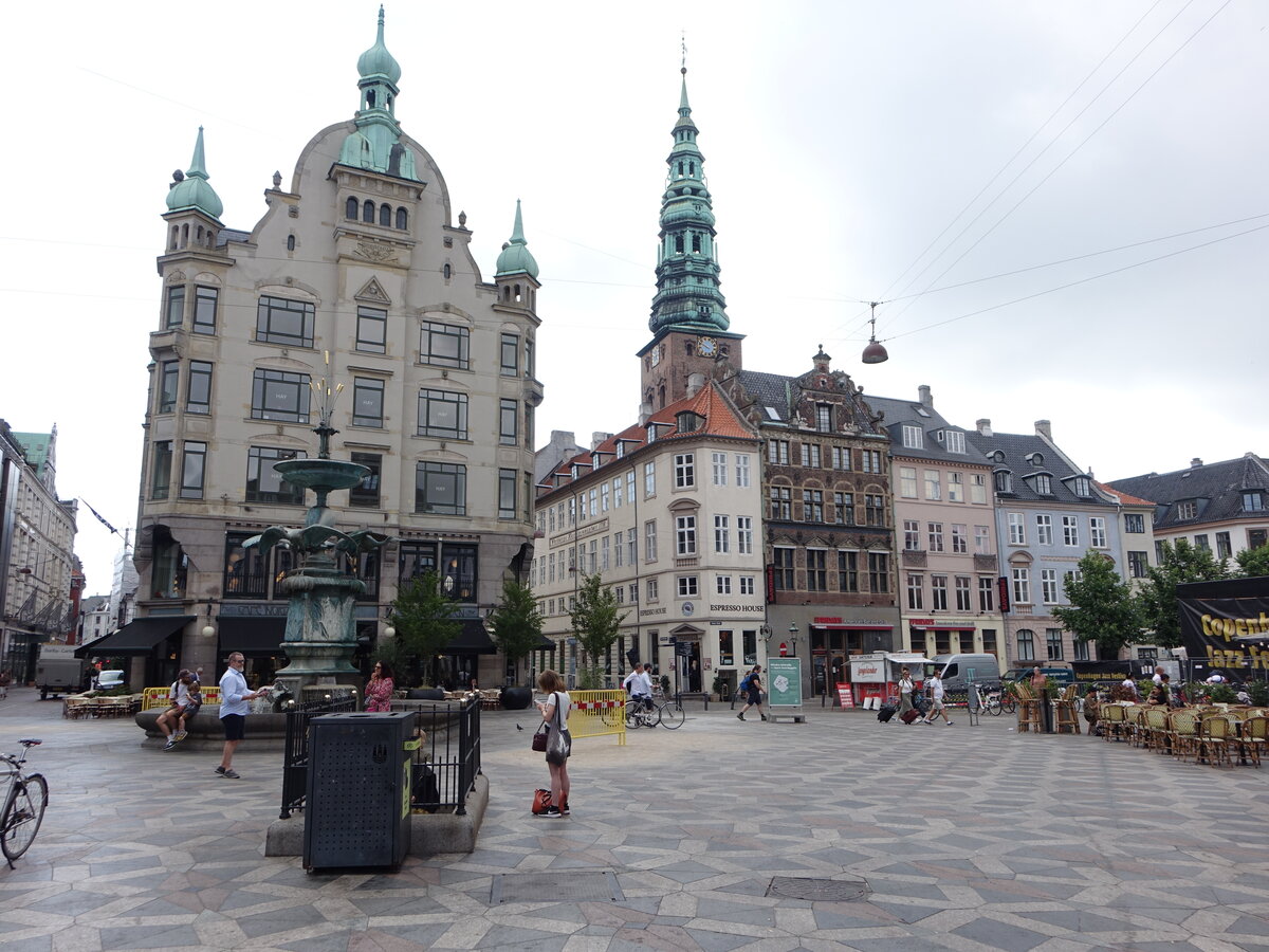 Kopenhagen, Huser und Turm der St. Petri Kirche am Amagertorv (23.07.2021)