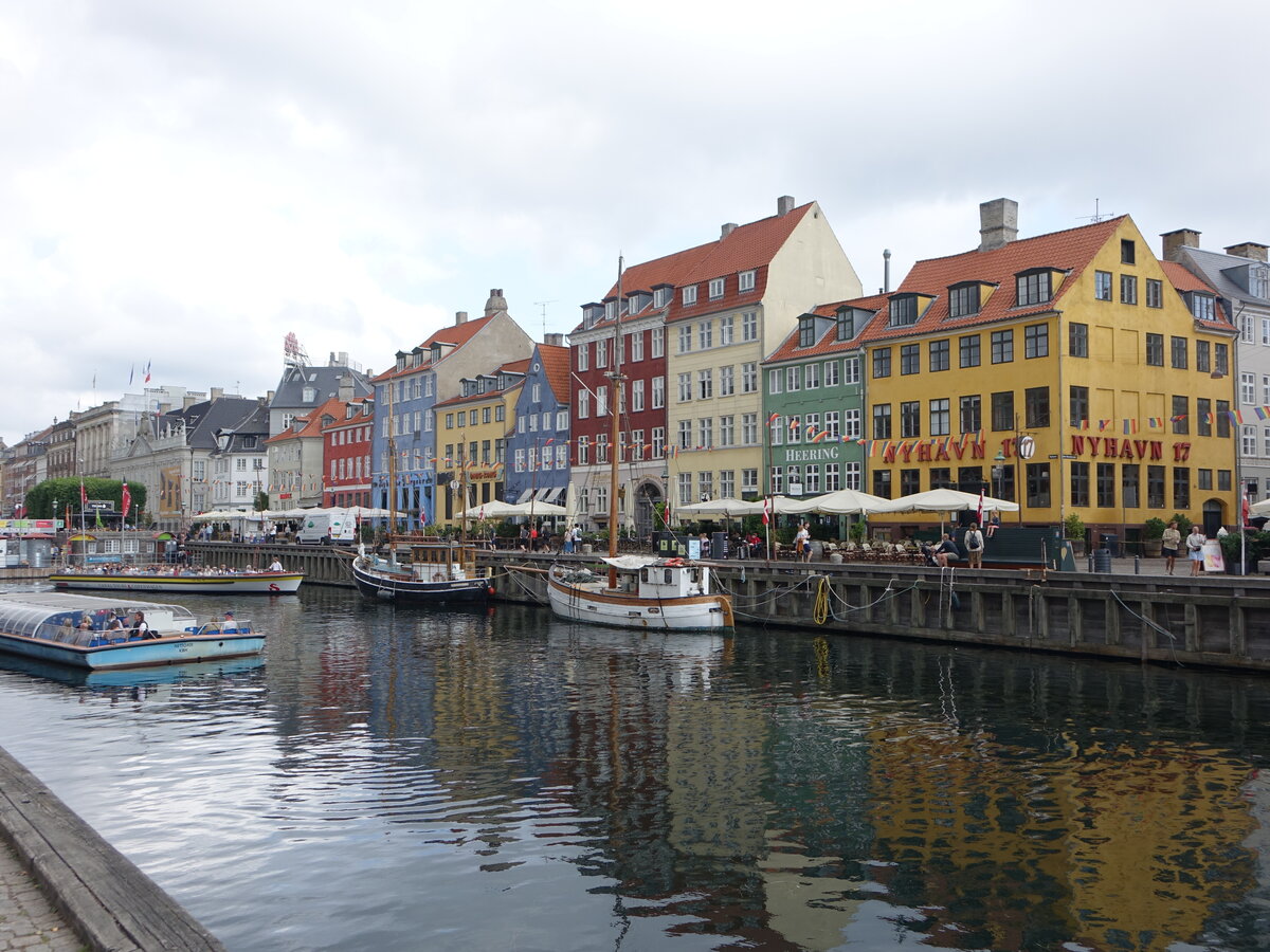 Kopenhagen, Nyhavn, Stichkanal vom Kopenhagener Hafen zum Platz Kongens Nytorv mit  farbenfrohen Giebelhuser an beiden Seiten (23.07.2021)