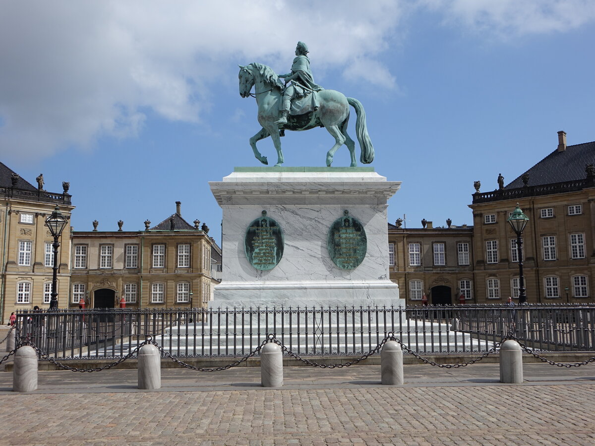 Kopenhagen, Reiterstatue Friedrichs V. am Schloss Amalienborg (23.07.2021)