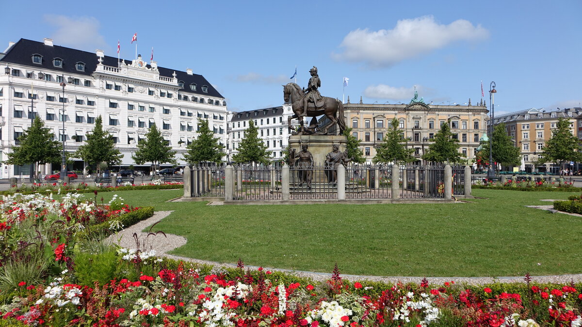 Kopenhagen, Reiterstatue von Knig Christian V. am Kongens Nytorv Platz (21.07.2021)