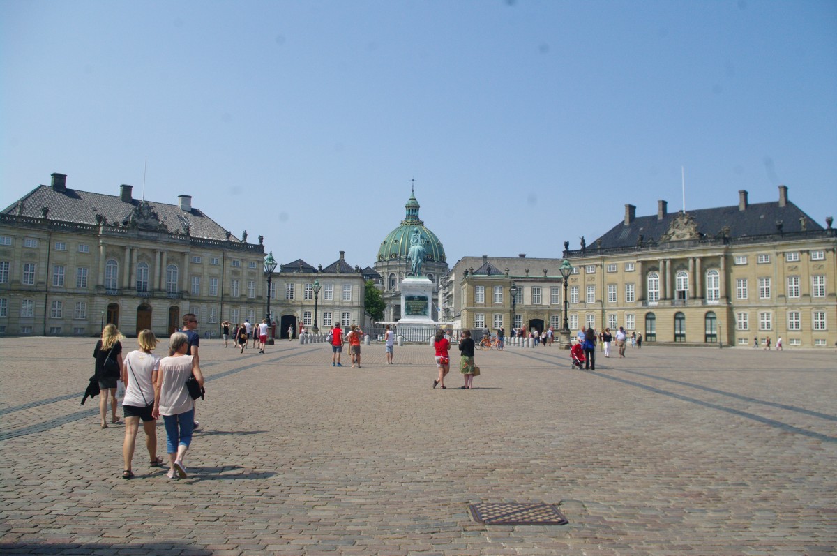 Kopenhagen, Schloss Amalienborg, erbaut von 1749 bis 1760 mit vier gegenberliegenden Palsten (13.07.2013)