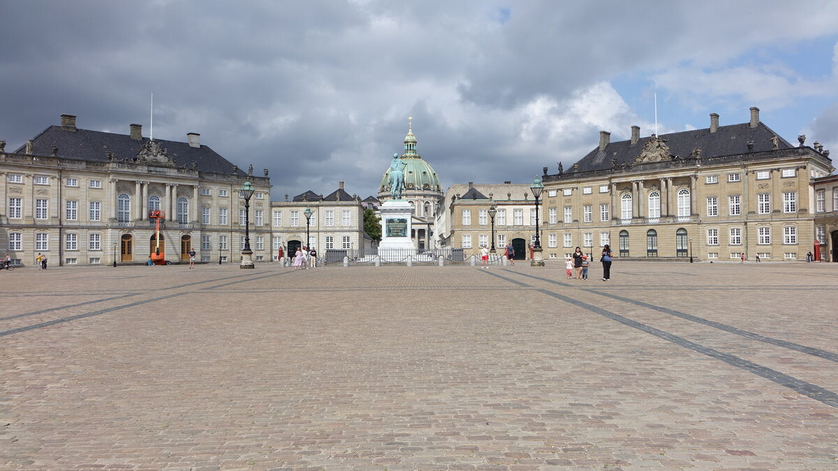 Kopenhagen, Schloss Amalienborg, vier einzelne Palais um einen achteckigen Platz, erbaut ab 1750 (23.07.2021)
