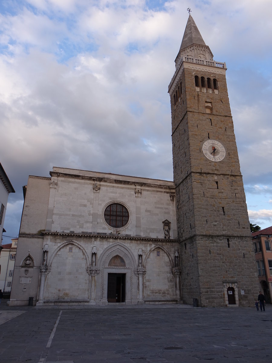 Koper, Kathdrale Maria Himmelfahrt, Bischofskirche des rmisch-katholischen Bistums Koper, erbaut im 12. Jahrhundert im romanischen Stil, Fassade von 1488, viergeschossiger Kirchturm (28.04.2017)