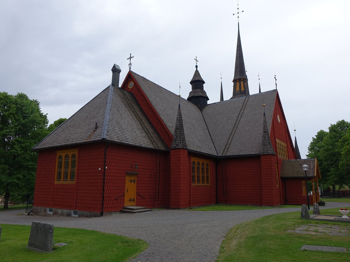 Kopparberg, rote schindelgedeckte Kirche, erbaut ab 1635 als typische Berglagskirche, Glockenturm erbaut 1640, Kirchturm 1661 (16.06.2016)