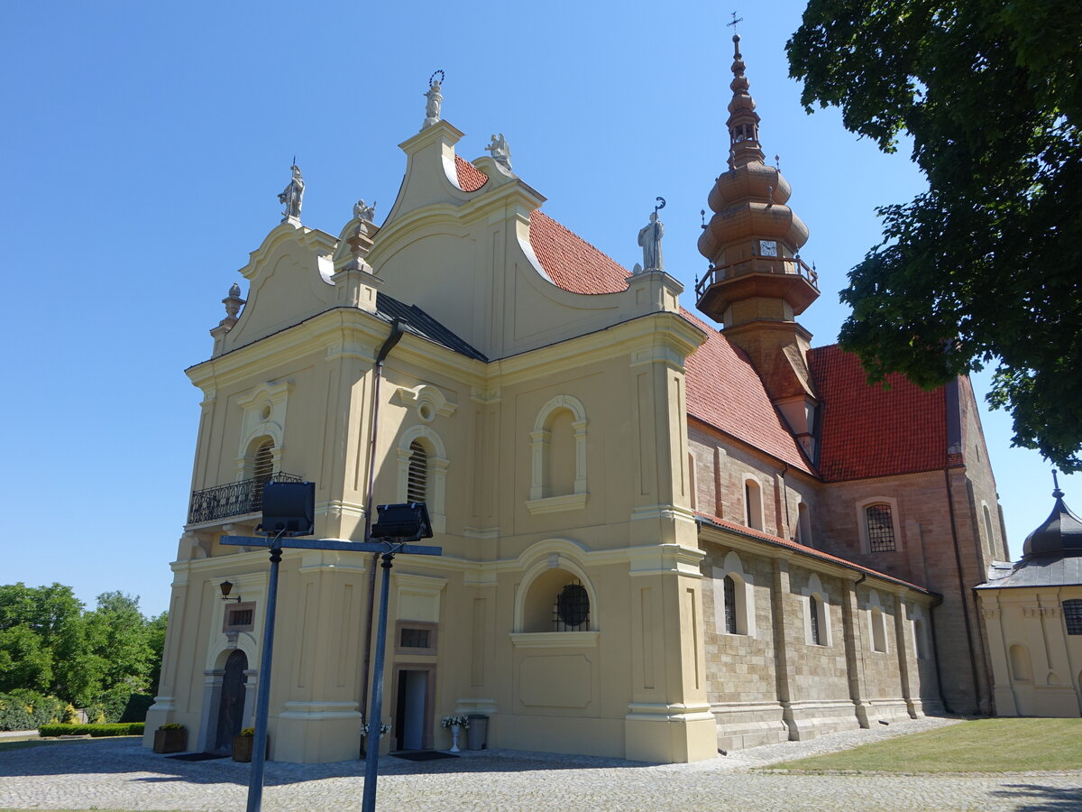 Koprzywnica, Pfarrkirche St. Florian, sptromanische Klosterkirche erbaut von 1218 bis 1238, im 17. Jahrhundert barock umgestaltet (18.06.2021)
