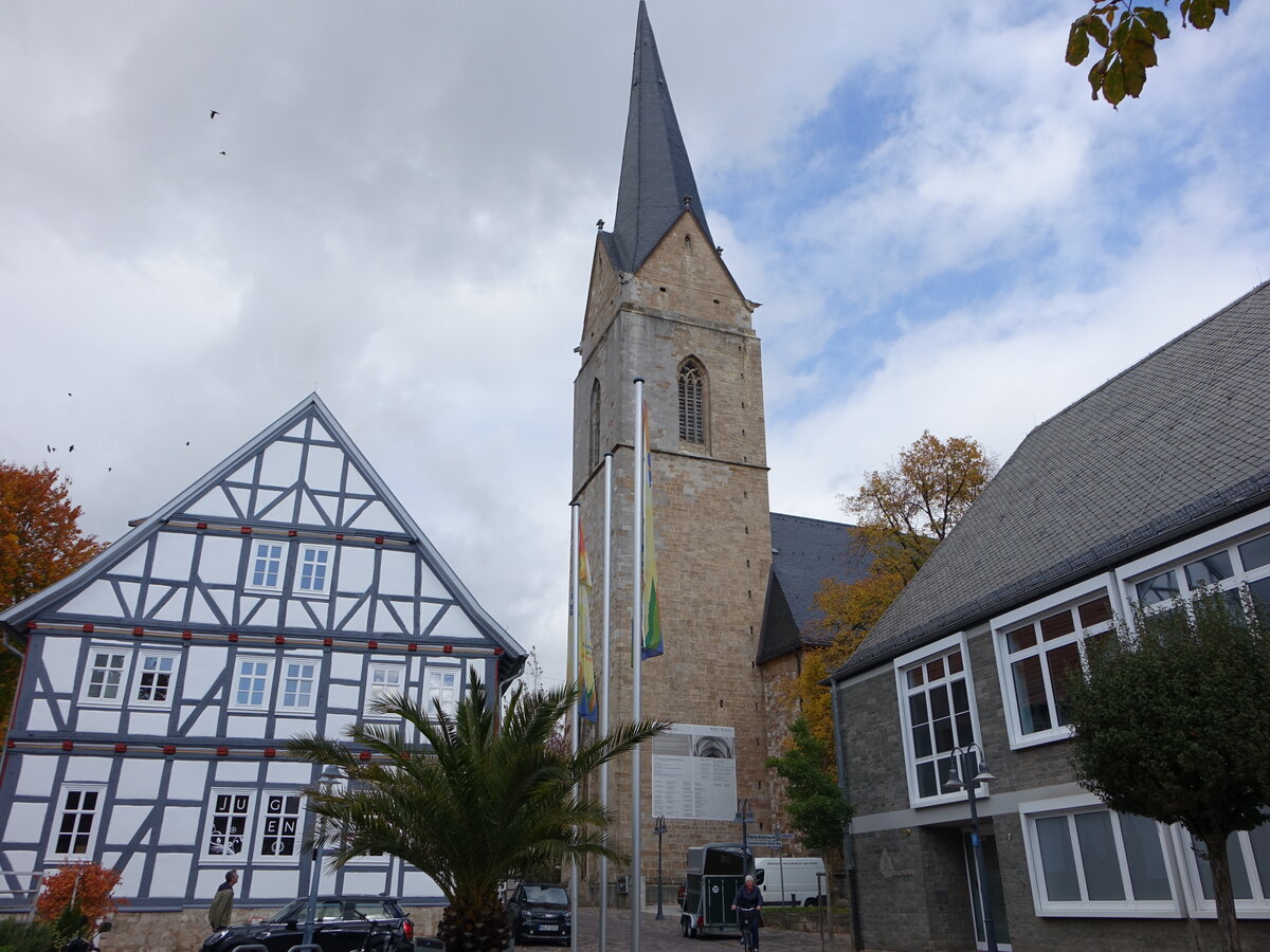 Korbach, evangelische St. Nicolai Kirche, erbaut von 1359 bis 1460 als gotische Hallenkirche (08.10.2022)