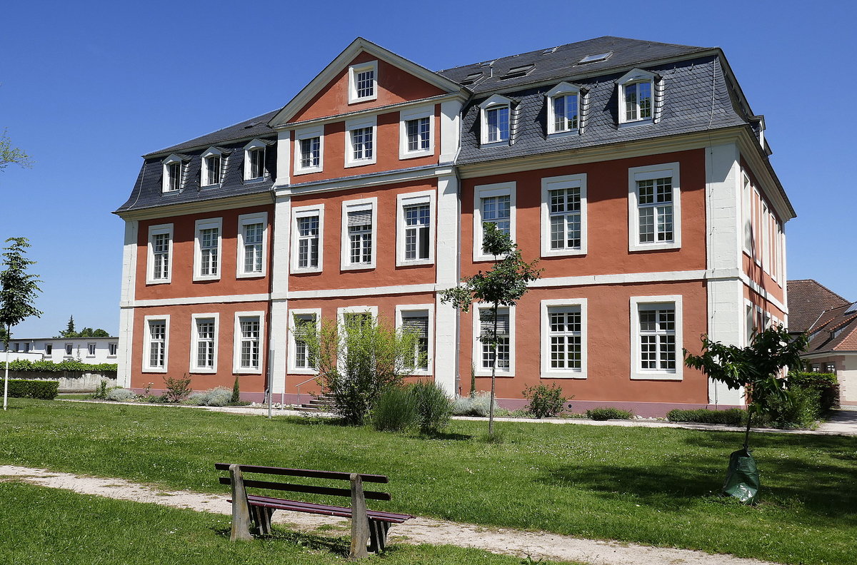 Kork, das  Korker Schlo  von der Gartenseite, erbaut 1728 als Neue Landschreiberei im Stil eines barocken Landsitzes, heute als Fachschule genutzt, Mai 2020