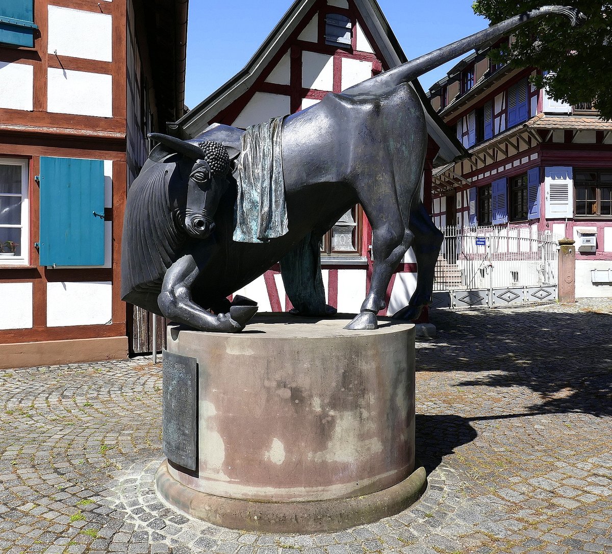 Kork, der  Korker Stier , eine Sagengestalt aus Bronze, 2009 aufgestellt  Auf dem Bhl , Mai 2020