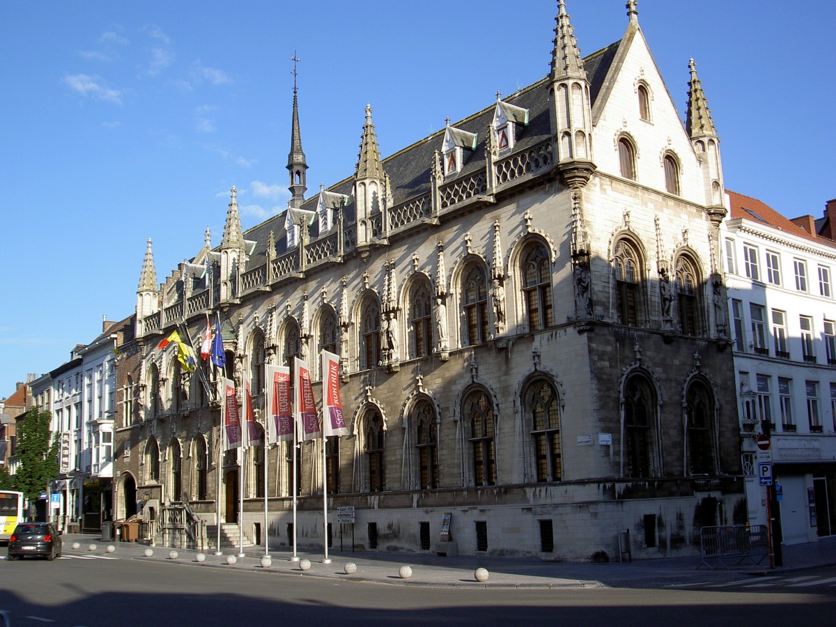 Kortrijk, gotische Rathaus, erbaut von 1418 bis 1420, die Vorgiebel schmcken die Bilder der Grafen von Flandern (01.07.2014)