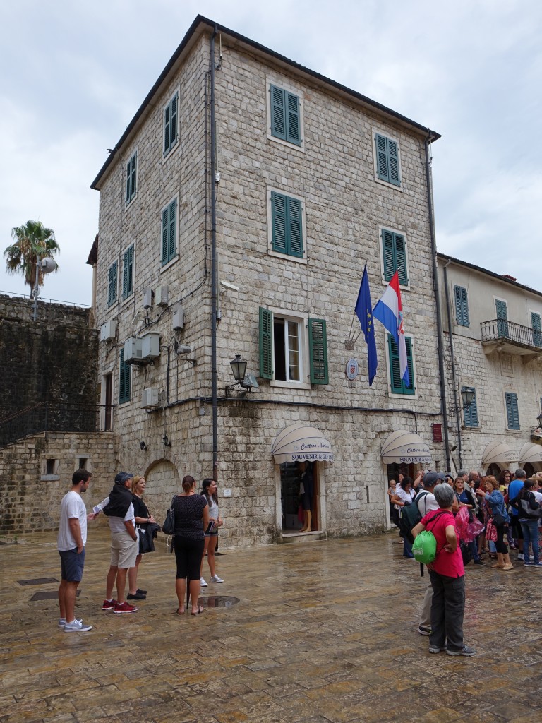 Kotor, kroatische Botschaft am Hauptplatz (20.09.2015)