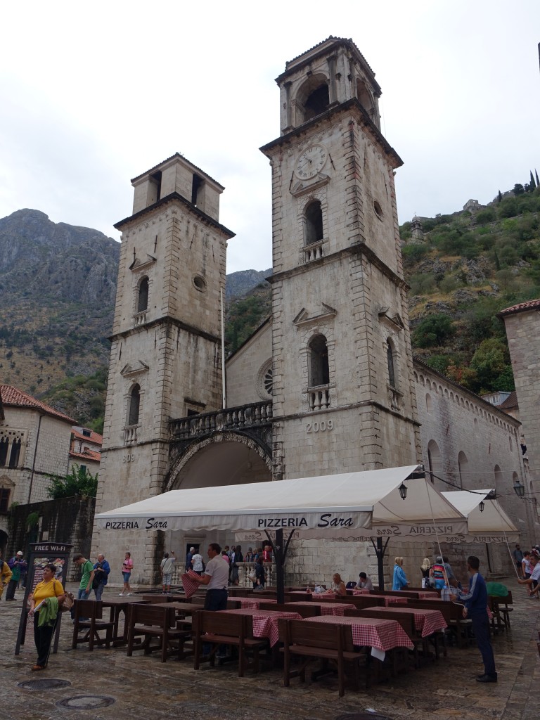 Kotor, romanische Sankt-Tryphon-Kathedrale, erbaut von 1124 bis 1169 durch den 
Kotoraner Bischofs Urscija, dreischiffige Basilika mit drei Apsiden (20.09.2015)