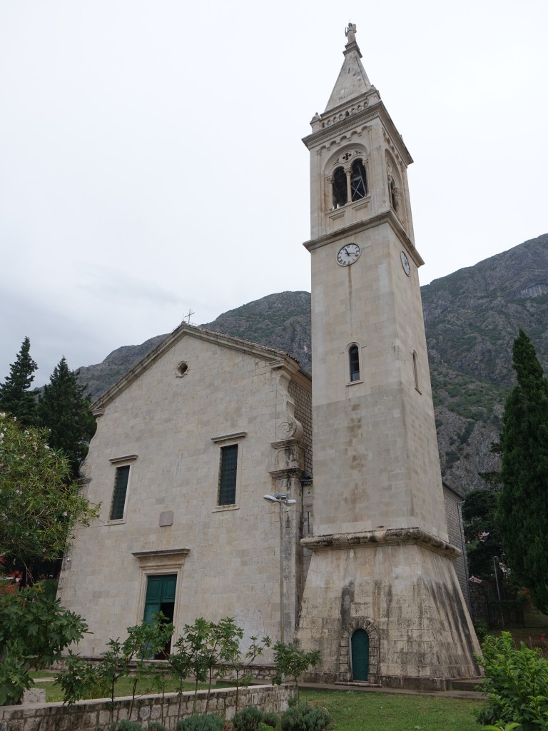 Kotor, St. Eustache Kirche im Stadtteil Dobrota, erbaut ab 1762 durch Architekt 
Bartolo Riviera, Kirchturm erbaut 1824 (20.09.2015)