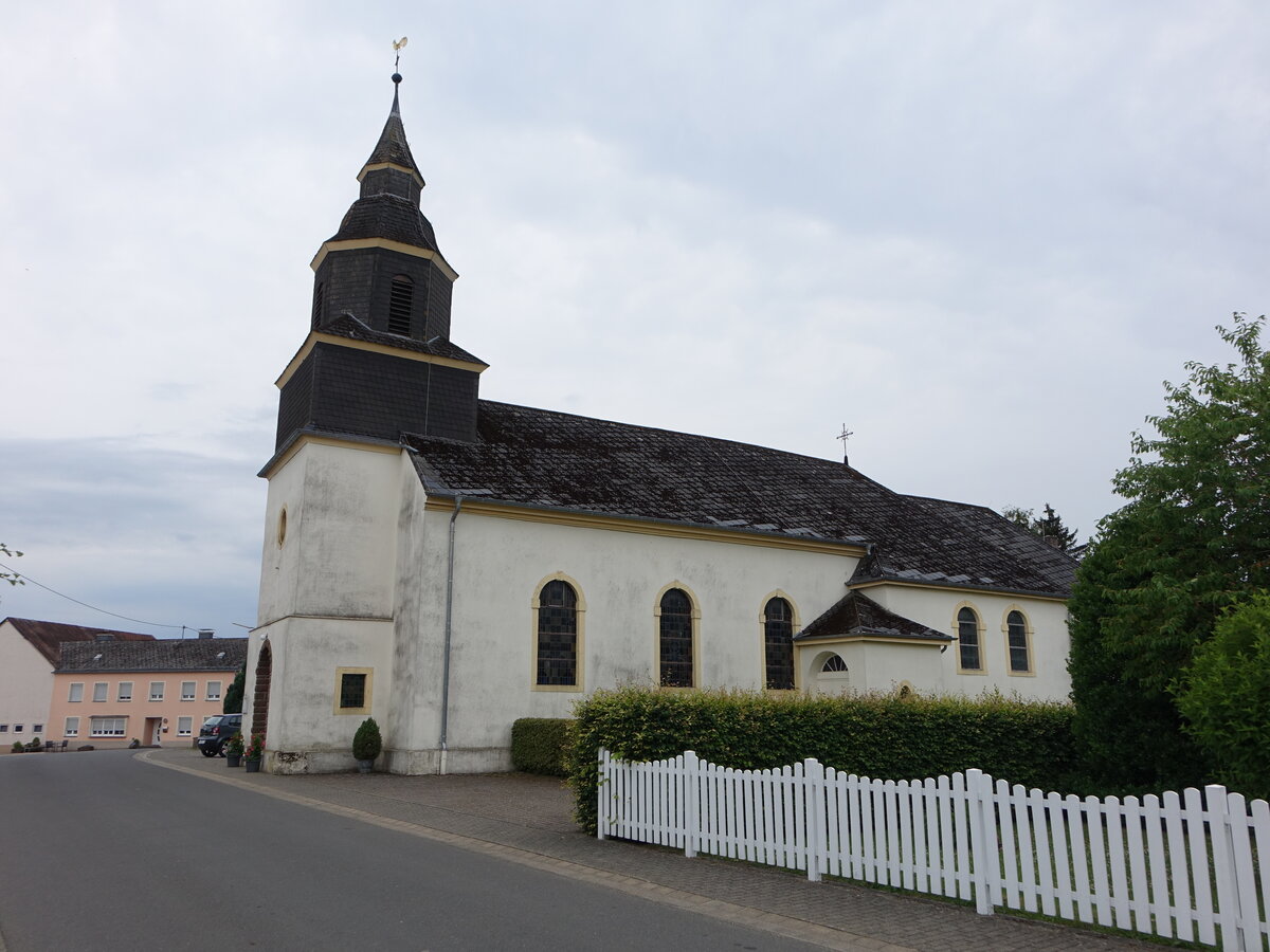 Koxhausen, kath. St. Cosmas und Damian Kirche, erbaut 1836, erweitert 1922 (22.06.2022)
