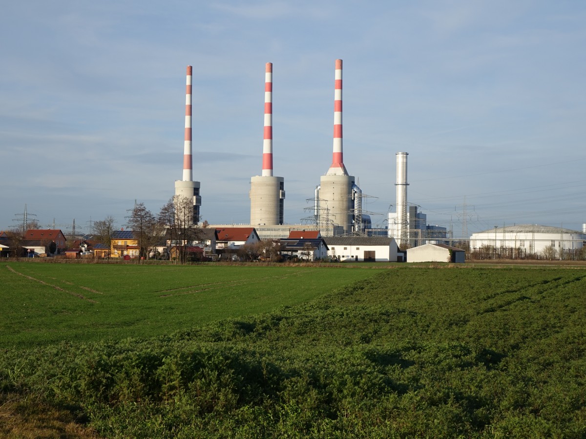 Kraftwerk Irsching, Gas-und-Dampf-Kraftwerk der Uniper Kraftwerke GmbH, erbaut ab 1969 (25.12.2015)