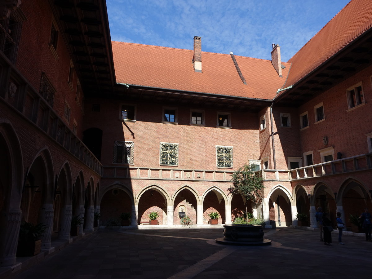 Krakau, Arkadenhof mit Brunnen im Collegium Maius, erbaut von 1493 bis 1497 durch Meister Johann (04.09.2020)