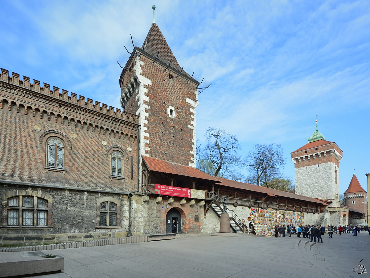 Krakau besa einst eine Wehrmauer mit 7 Stadttoren und 47 Wehrtrmen von der bis heute nur ein kurzer Abschnitt erhalten geblieben ist. (April 2014)