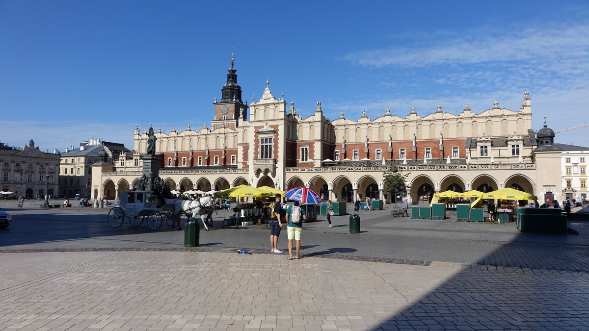 Krakau, Renaissance Tuchhallen in der Mitte des Hauptmarkt Rynek, erbaut im 16. Jahrhundert, Umbau durch Tomasz Pryliński von 1875 bis 1878 (04.09.2020)