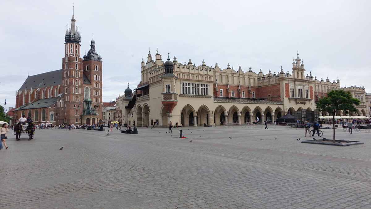 Krakau, Rynek Platz mit St. Marien Kirche und Tuchhallen (04.09.2020)