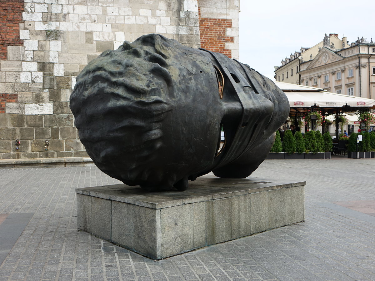 Krakau, Skulptur vor dem Rathausturm am Rynek Platz (04.09.2020)