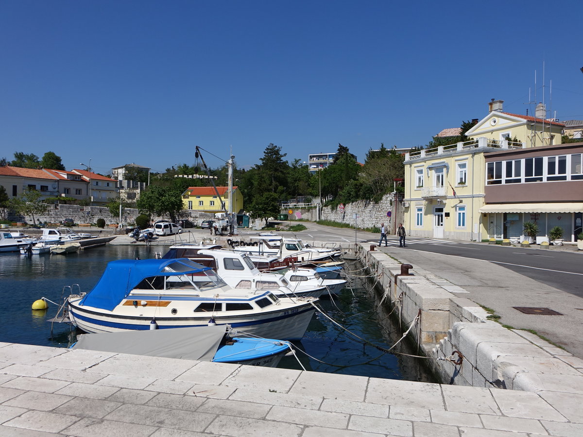 Kraljevica, Gebude an der Hafenpromenade Obala Kralja Tomislava (30.04.2017)