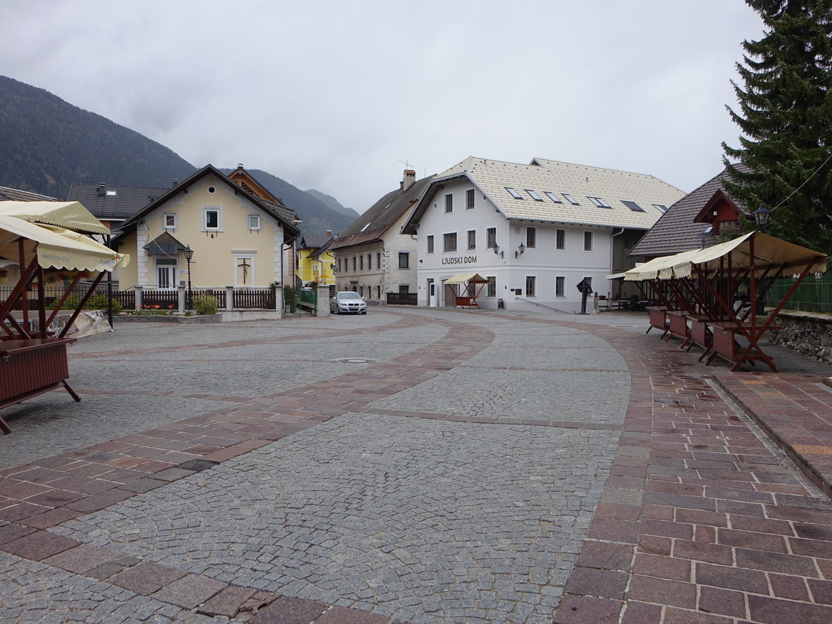 Kransjka Gora, Gebude am Borovska Cesta Platz (05.05.2017)