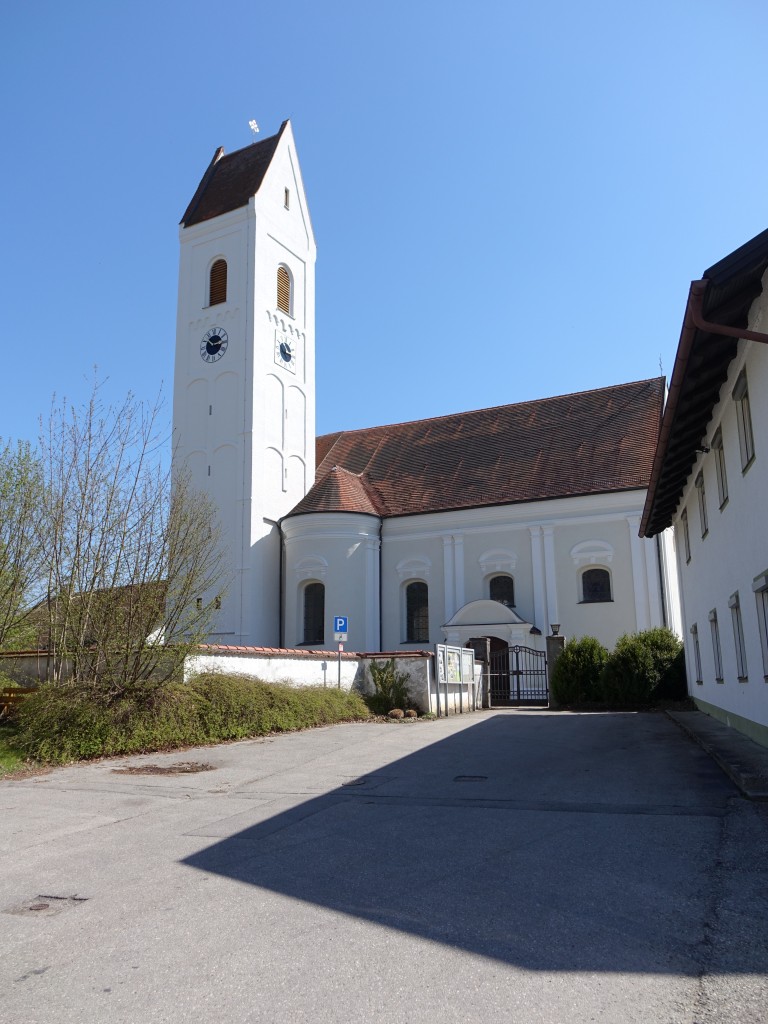 Kranzberg, Katholische Pfarrkirche St. Quirinus, barocker Saalbau, erbaut von 1713 bis 1716 durch Georg Hieber, Chorflankenturm von 1591 (19.04.2015) 