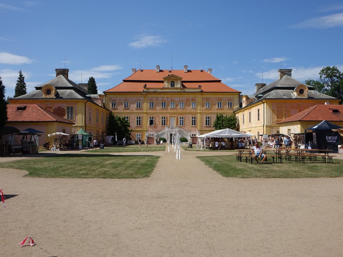 Krasny Dvur / Schnhof, Barockschloss Krsn Dvůr mit Schlosskapelle St. Hubertus, erbaut von 1720 bis 1724 durch den Architekten Franz Maximilian Kaňka (06.07.2019)