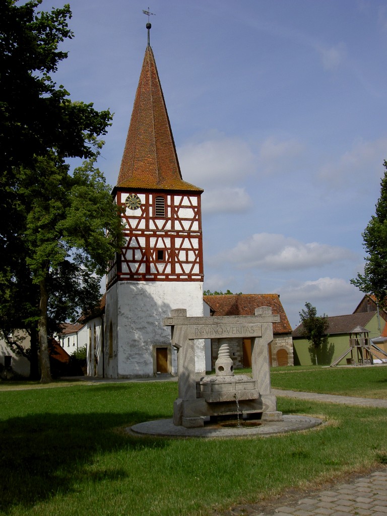 Krassolzheim, Ev. St. Nikolaus Kirche, Chorturmkirche, erbaut im 15. Jahrhundert, Kirchturm von 1696 (19.06.2014)