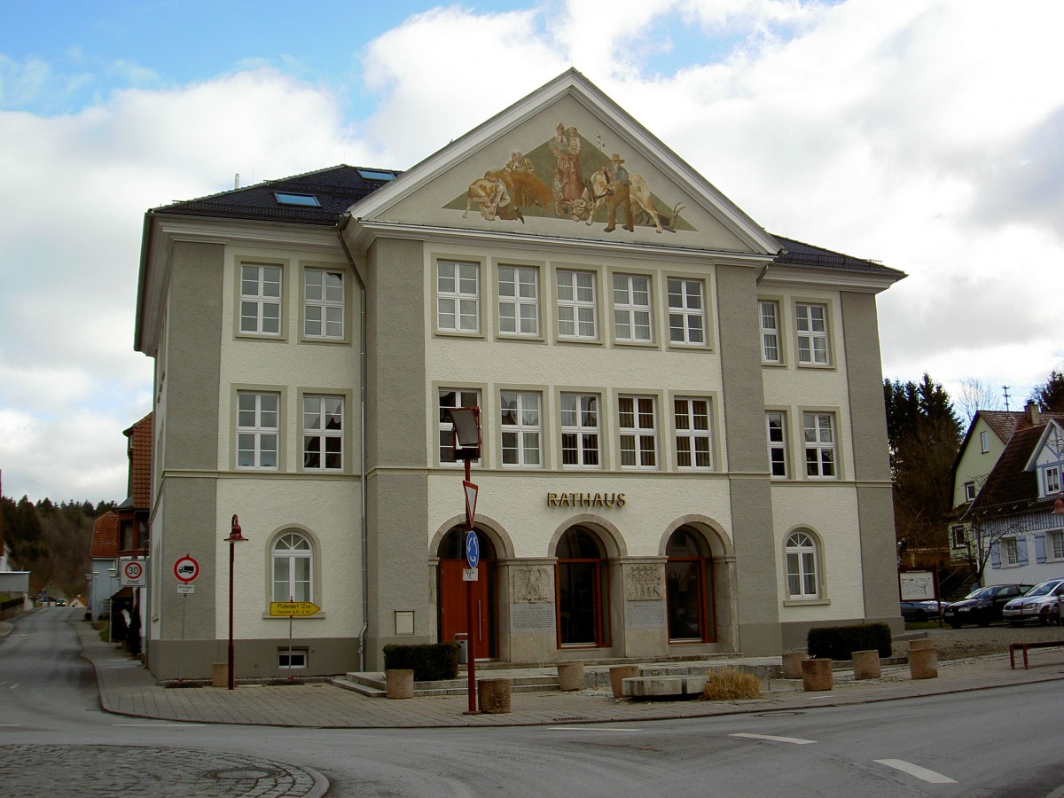 Krauchenwies, Rathaus von 1936, klassizistische Fassade mit Wandmalereien im oberen Giebelbereich (26.01.2014)
