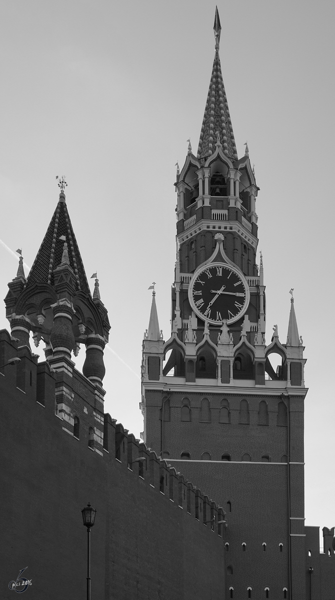 Kreml-Mauern und Erlserturm in der russischen Hauptstadt Moskau. (Mai 2016)