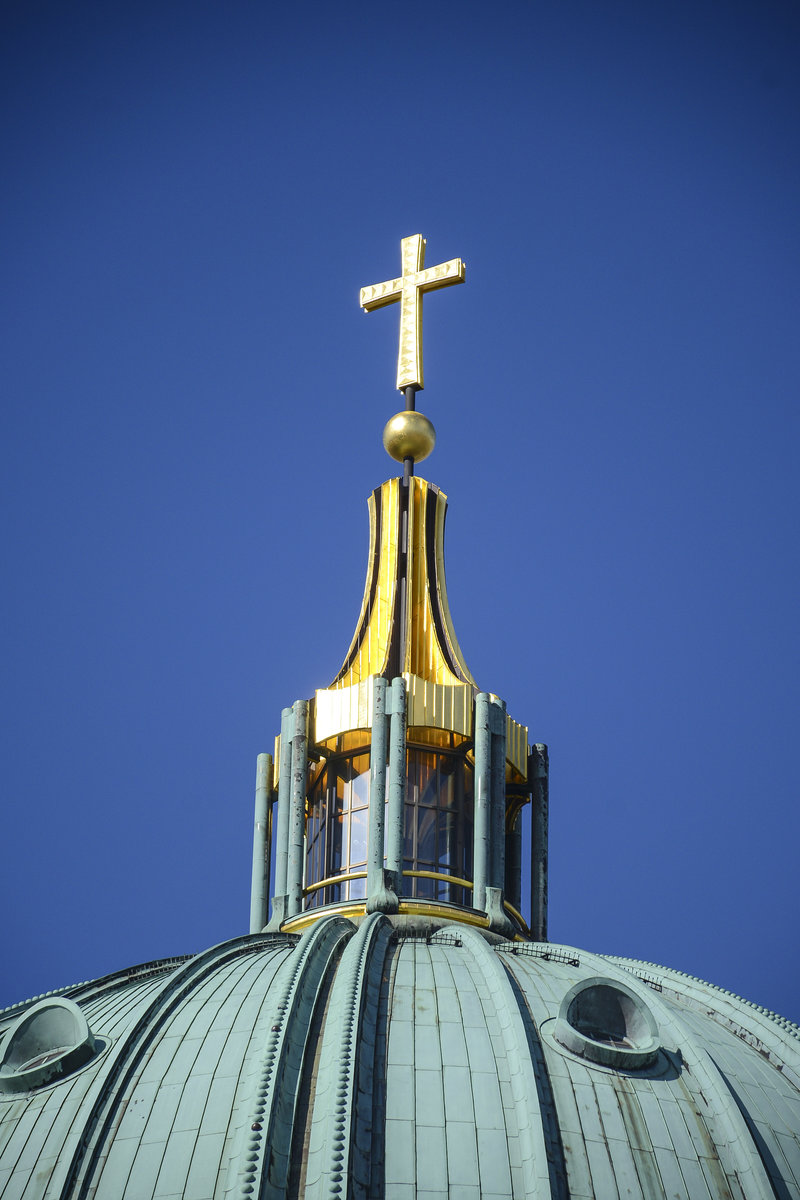 Kreuz auf dem Kuppel vom Berliner Dom. Die Rekonstruktion des Kuppelkreuzes in der Fassung von 1981 bernahm die Metallbaufirma Breidenbach aus dem oberbayerischen Peiting. Das neue Kreuz wurde anschlieend von Berliner Spezialisten mit 1,5 Kilogramm Blattgold belegt. Am 19. August 2008 wurde es von einem 500-Tonnen-Kran auf die Domkuppel gehoben. Von 1,2 Millionen Euro Kosten, die bei den Sanierungsmanahmen am Berliner Dom entstanden, entfielen 700.000 Euro auf das neue Kuppelkreuz
Aufnahme: 8. Juni 2019.