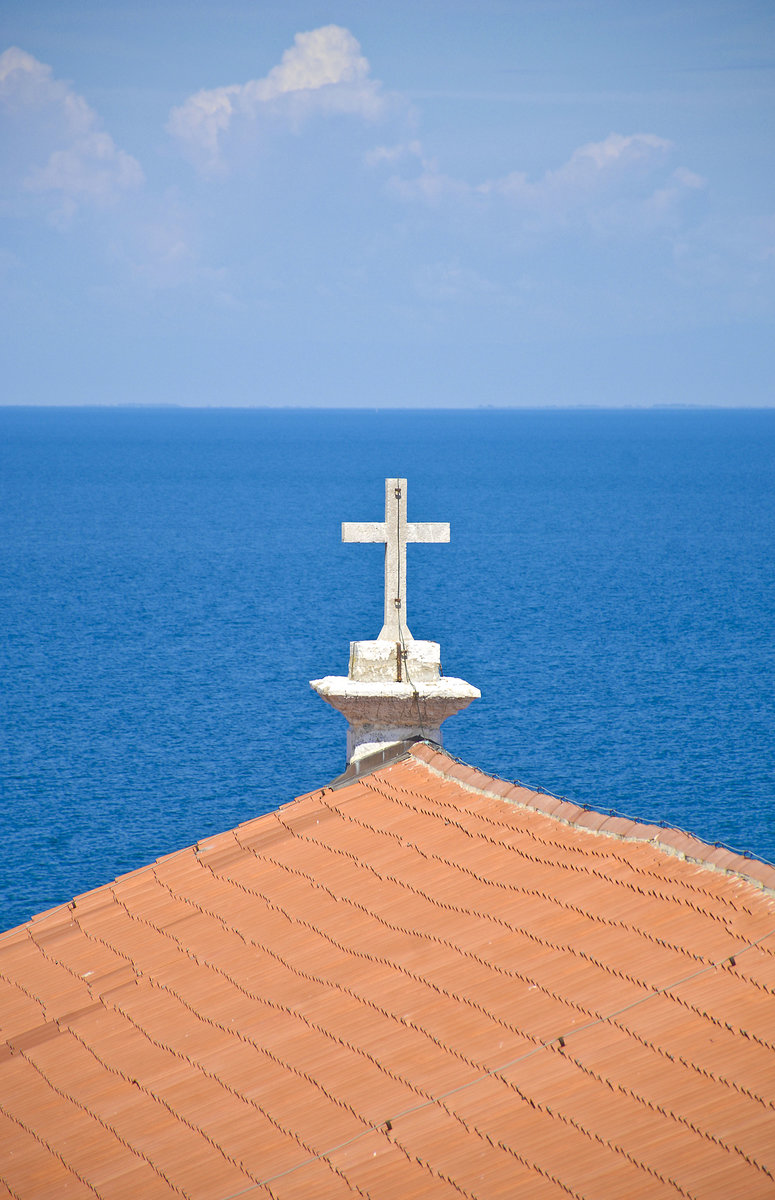 Kreuz auf der Kathedrale St. Georg in Piran. Aufnahme: 26. Juli 2016.