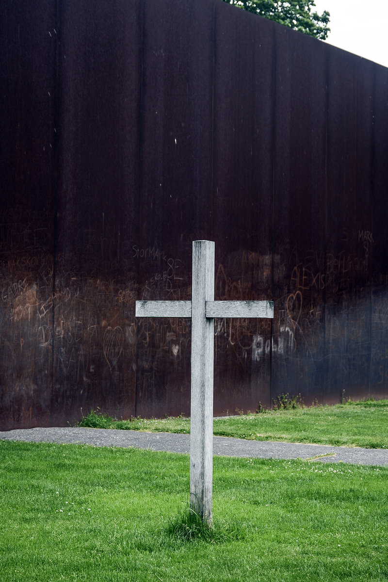 Kreuz im Mauerpark an der Bernauer Strae in Berlin. Aufnahme: 8. Juni 2019.