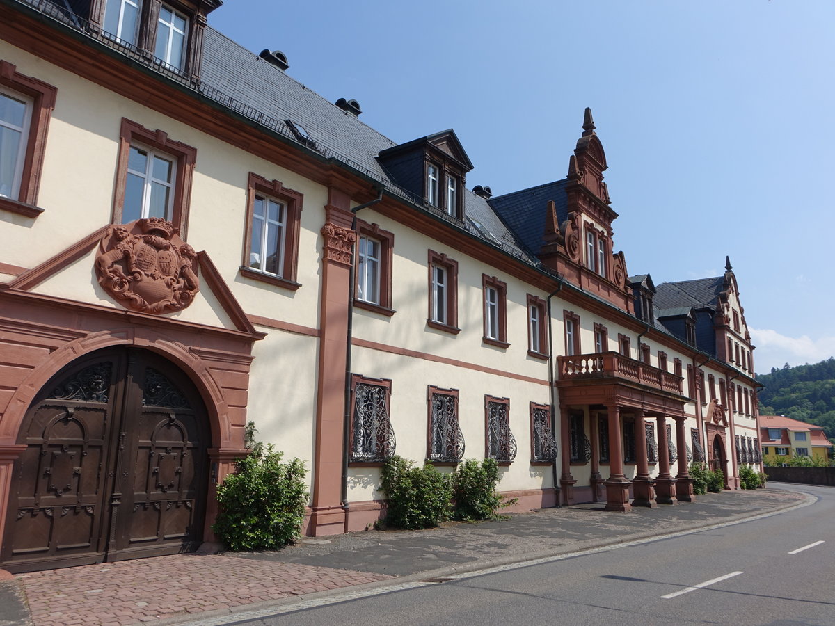 Kreuzwertheim, Schloss, Corps de logis, langgestreckter zweigeschossiger Mansarddachbau, erbaut 1736 (12.05.2018)