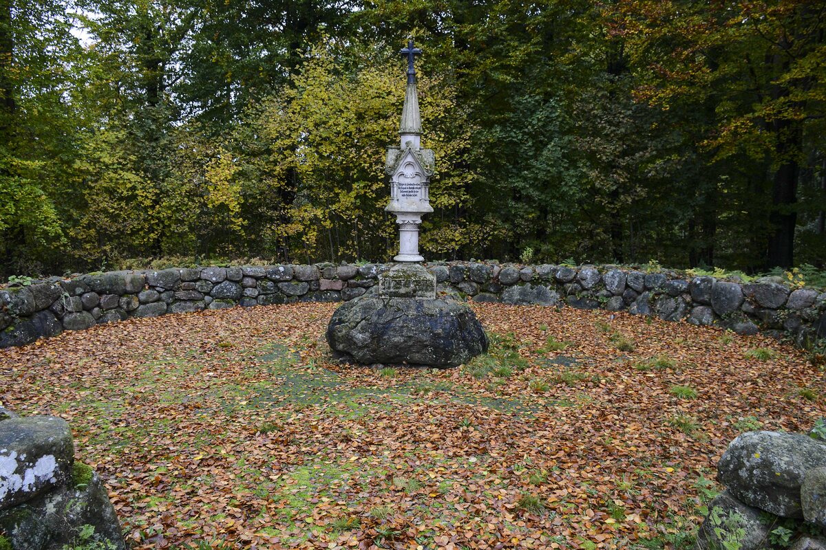 Kriegerdenkmal am Sankelmarker See sdlich von Flensburg. Am 6. Februar 1864 standen sich hier deutsche und sterreichische Soldaten auf der einen und dnische Abwehrverbnde auf der anderen Seite gegenber. Dieser Kampf wird die Schlacht um Oeversee oder auch das Treffen von Oeversee genannt.
Aufnahme: 27. Oktober 2021.